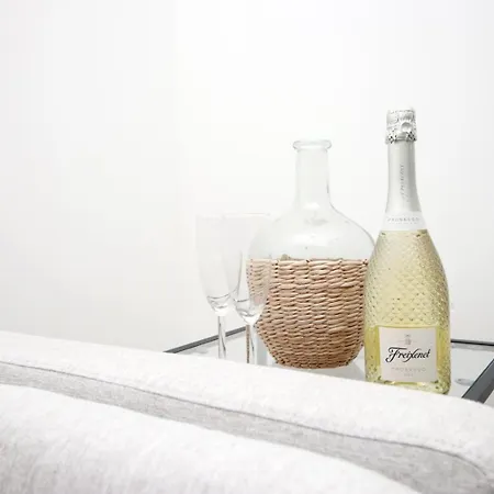 5 Bedroom Sleeps 10 | Centre Apartment Newport (Gwent)