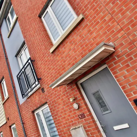 5 Bedroom Sleeps 10 | Centre * Newport (Gwent)
