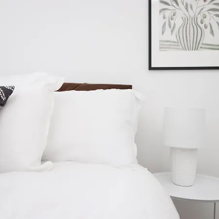 5 Bedroom Sleeps 10 | Centre * Newport (Gwent)