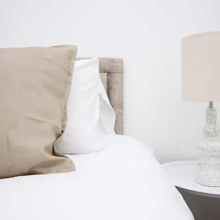 5 Bedroom Sleeps 10 | Centre Apartment