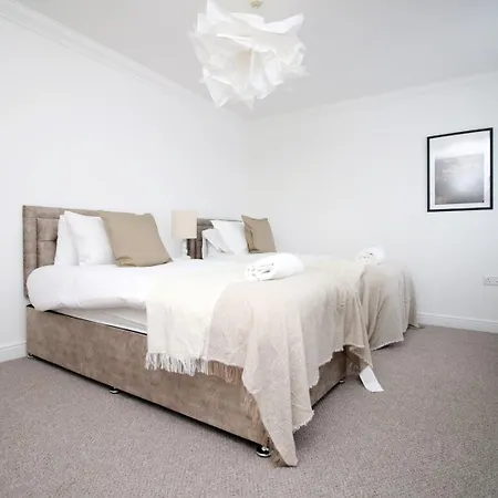 5 Bedroom Sleeps 10 | Centre Apartment
