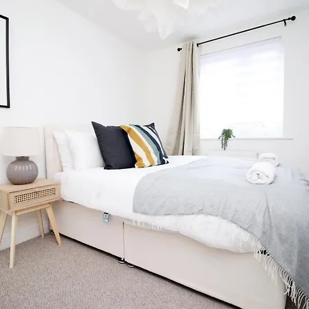 5 Bedroom Sleeps 10 | Centre *