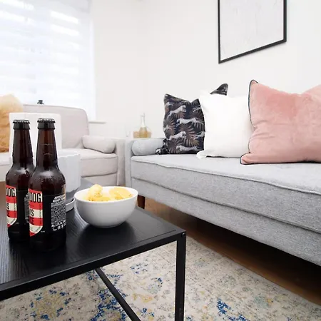 5 Bedroom Sleeps 10 | Centre Apartment