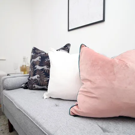 5 Bedroom Sleeps 10 | Centre * Newport (Gwent)