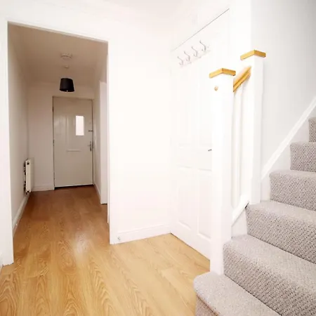 5 Bedroom Sleeps 10 | Centre *