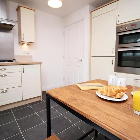 5 Bedroom Sleeps 10 | Centre Apartment