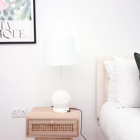 5 Bedroom Sleeps 10 | Centre *
