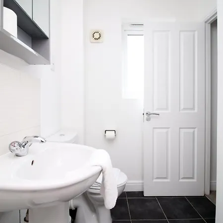 5 Bedroom Sleeps 10 | Centre *
