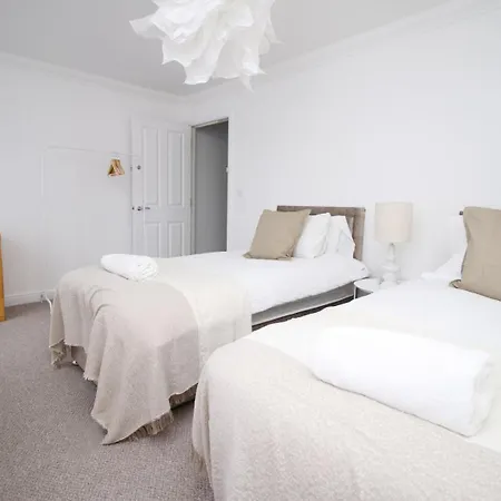 5 Bedroom Sleeps 10 | Centre Newport (Gwent)