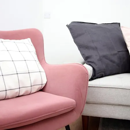 5 Bedroom Sleeps 10 | Centre * Newport (Gwent)
