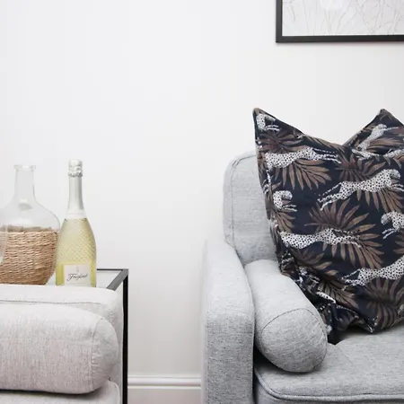 Apartment 5 Bedroom Sleeps 10 | Centre Newport (Gwent)