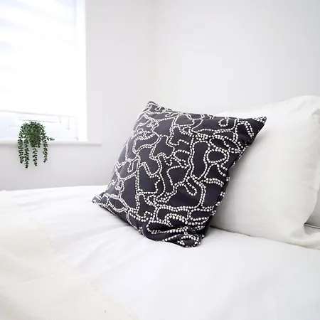 5 Bedroom Sleeps 10 | Centre Apartment
