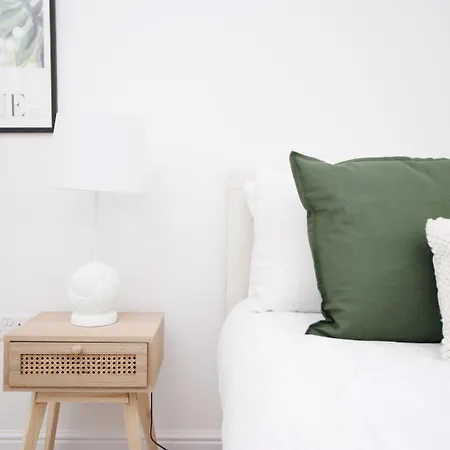 5 Bedroom Sleeps 10 | Centre Apartment *