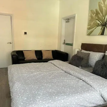 Cosy 2 Bedroom Flat Apartment *