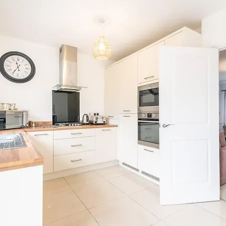 Detached House Free Parking Contractors Long Rates * Newport (Gwent)