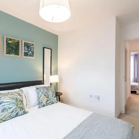 Detached House Free Parking Contractors Long Rates Newport (Gwent)
