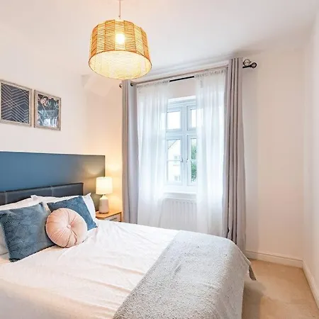 Detached House Free Parking Contractors Long Rates * Newport (Gwent)