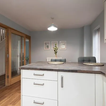 Holiday home 3 Bed House Free Parking Contractors Long Rates Newport (Gwent)