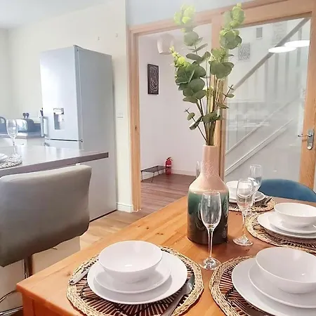 3 Bed House Free Parking Contractors Long Rates Holiday home