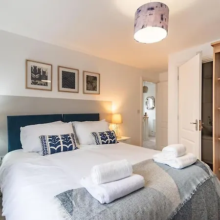 Holiday home 3 Bed House Free Parking Contractors Long Rates *