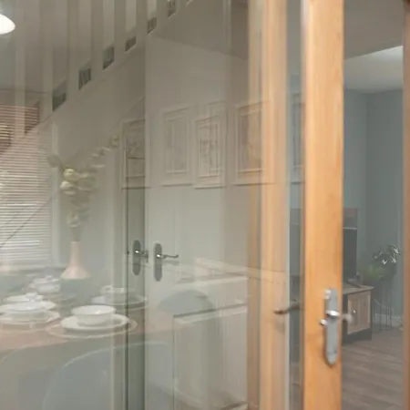 Holiday home 3 Bed House Free Parking Contractors Long Rates Newport (Gwent)