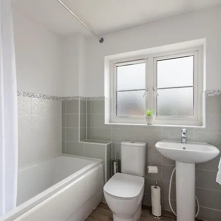 3 Bed House Free Parking Contractors Long Rates Holiday home