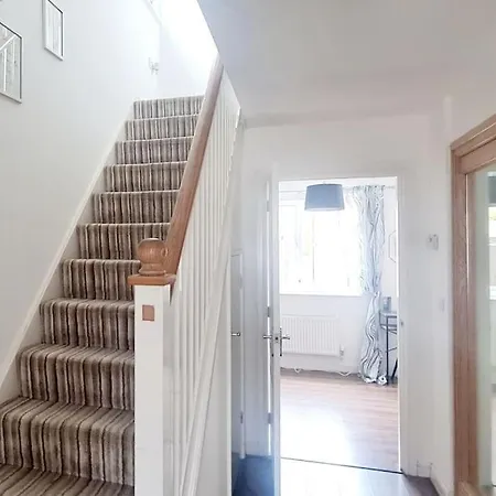 Holiday home 3 Bed House Free Parking Contractors Long Rates *