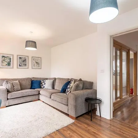 3 Bed House Free Parking Contractors Long Rates *