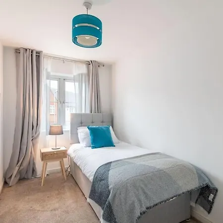 Holiday home 3 Bed House Free Parking Contractors Long Rates Newport (Gwent)