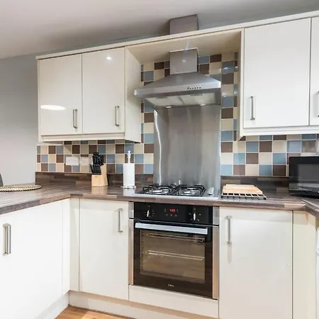Holiday home 3 Bed House Free Parking Contractors Long Rates Newport (Gwent)