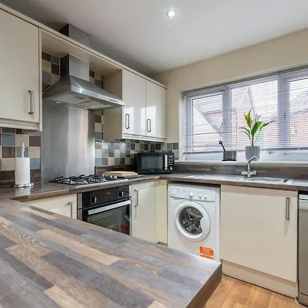 3 Bed House Free Parking Contractors Long Rates Holiday home *