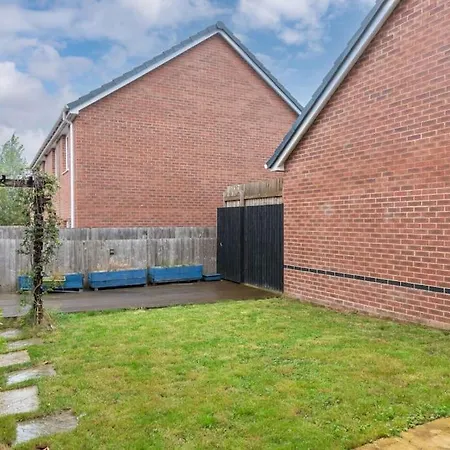 3 Bed House Free Parking Contractors Long Rates *