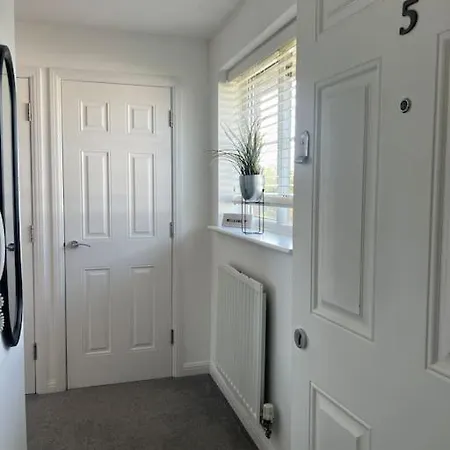 Cosy 2 Bed Service Netflix Hideaway Family Couples Staycation Tredegar Park Celtic Manor Icc Wales