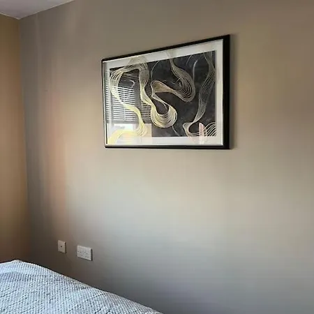 Apartment Cosy 2 Bed Service Netflix Hideaway Family Couples Staycation Tredegar Park Celtic Manor Icc Wales