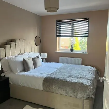 Cosy 2 Bed Service Netflix Hideaway Family Couples Staycation Tredegar Park Celtic Manor Icc Wales