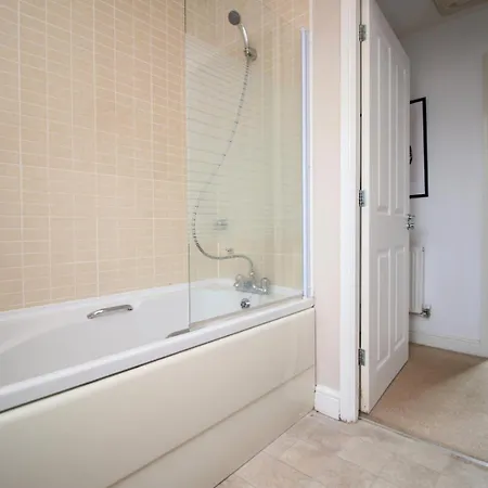 Alicia Way 2 Bedroom With Free Street Parking Apartment