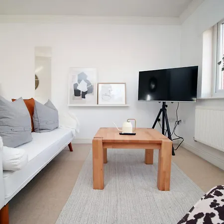 Apartment Alicia Way 2 Bedroom With Free Street Parking *