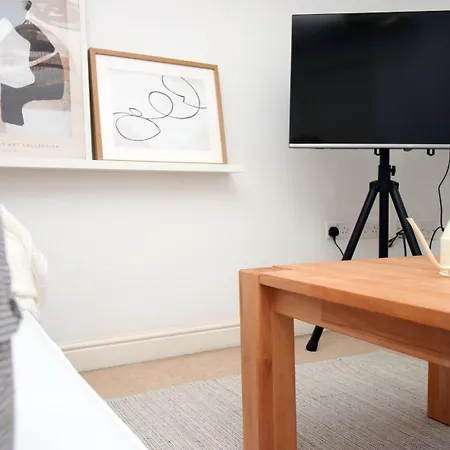 Alicia Way 2 Bedroom With Free Street Parking