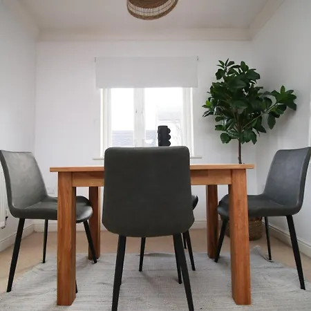 Alicia Way 2 Bedroom With Free Street Parking Apartment *