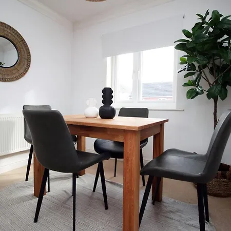 Apartment Alicia Way 2 Bedroom With Free Street Parking *