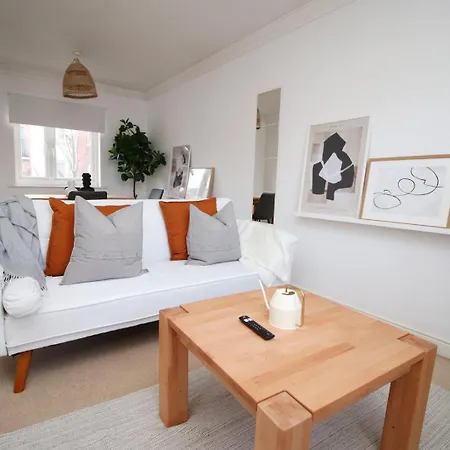 Alicia Way 2 Bedroom With Free Street Parking Apartment