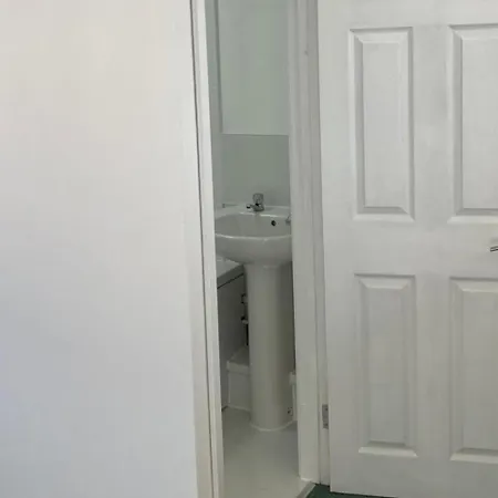 Apartment Bed Contl Breakfast Wales Near Train