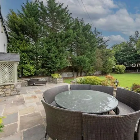 Holiday home 8 Bedroom With Pool Complex 5 Mins From Celtic Manor