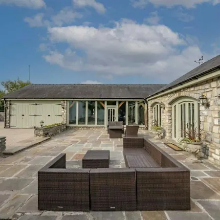 8 Bedroom With Pool Complex 5 Mins From Celtic Manor