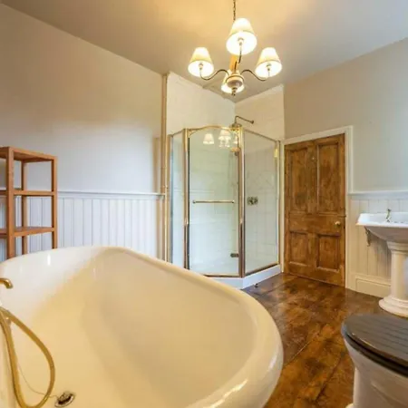 8 Bedroom With Pool Complex 5 Mins From Celtic Manor *