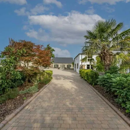Holiday home 8 Bedroom With Pool Complex 5 Mins From Celtic Manor *