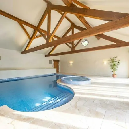 8 Bedroom With Pool Complex 5 Mins From Celtic Manor Holiday home