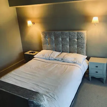 8 Bedroom With Pool Complex 5 Mins From Celtic Manor Holiday home *
