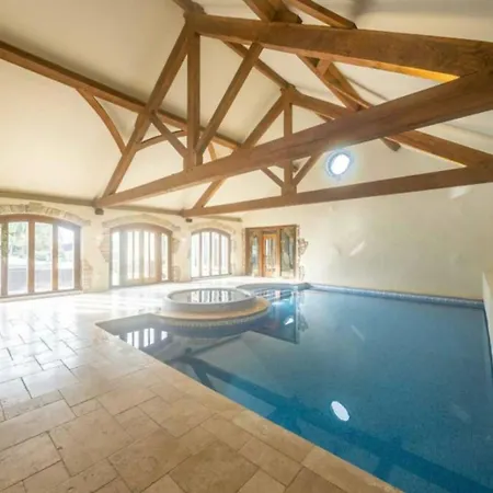 8 Bedroom With Pool Complex 5 Mins From Celtic Manor * Newport (Gwent)