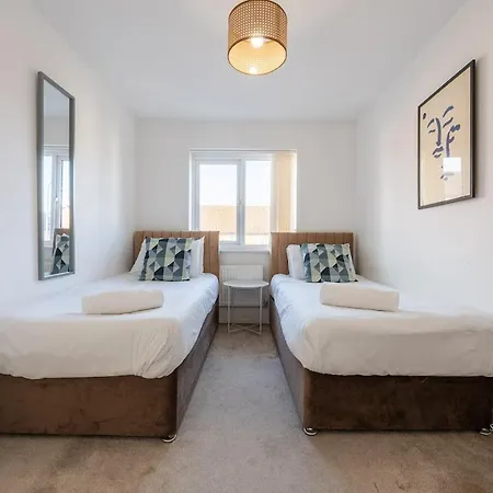 Book Now - 3Bed Glan Llyn Retreat- Newport Stay - Near Cardiff And Newport Centre - Parking Apartment *